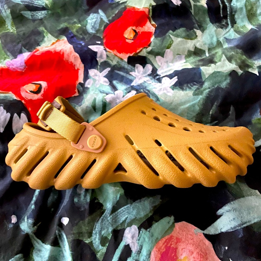 Croc Echo NWT DESERT GRASS SIZE 6M/ 8W